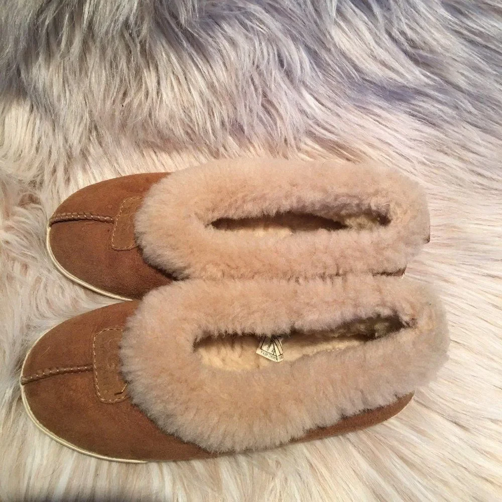 Ugg slippers SIZE 4